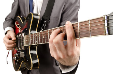 Fototapeta na wymiar Młody gitarzysta samodzielnie na białym tle