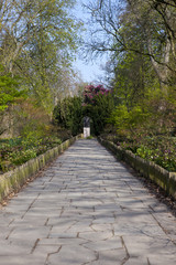 Fototapeta na wymiar Ścieżka w Holland Park Prowadzące do Statua Pana Holandii