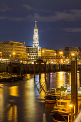 Hamburg, Altstadt mit Katharinenkirche bei Nacht © Jan Schuler