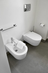 Fototapeta premium sanitari di ceramica bianca in un bagno moderno