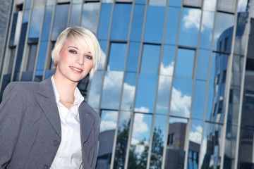 Business Frau mit edlen Geschäftsgebäude aus Glas Porträt