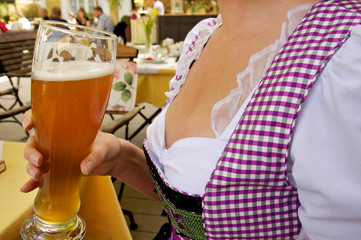 Junge Frau im Dirndl mit Weißbier