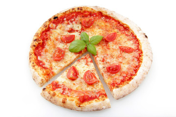 pizza margherita su sfondo bianco