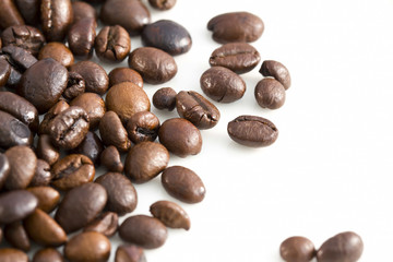 Chicchi di caffè su fondo bianco - macro