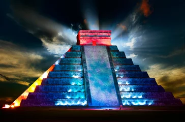 Foto op Plexiglas Chichen Itza Maya-piramide Nachtzicht © Subbotina Anna