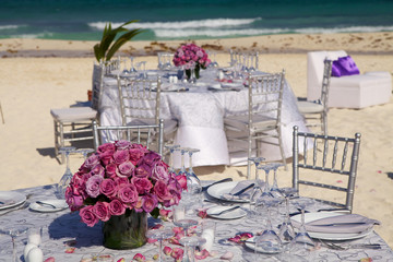 Tavolo con bouquet di rose