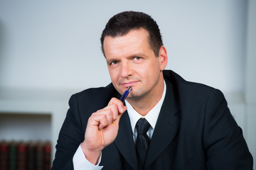 manager überlegt sich ein konzept
