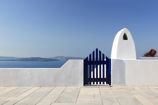 Fototapeta Classical Greek architecture of the streets in Oia