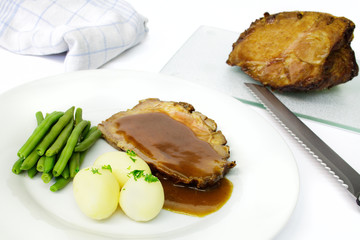 Schweinebraten mit Salzkartoffeln, Bohnengemüse