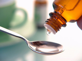 Medizin tropft aus einer Flasche