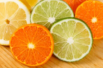  Gesneden Citrusvruchten, Limoenen, Citroenen en Sinaasappels © klsbear