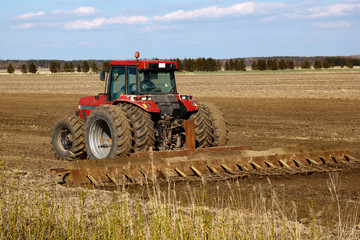Obraz premium Tractor cultivated field