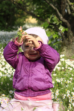 bimba bambina gioca con fiori