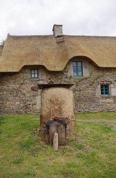 La chaumi&egrave;re et le four du potier