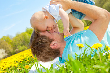 vater mit baby