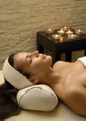 Joven mujer latina relajándose en un spa.