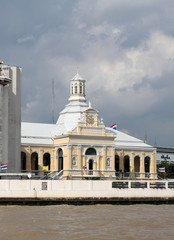 Royal seminary на реке Чаопрайя в Бангкоке