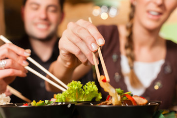 Junge Leute essen in einem Thai Restaurant