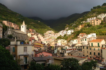 Fototapeta na wymiar Riomaggiore przed burzy