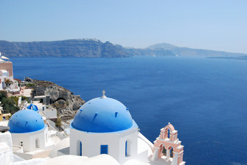 Fototapeta na wymiar Domes typowe Oia. Wyspie Santorini. Grecja