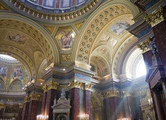 Obraz premium Sunbeam in St Stephans Basilica in Budapest Hungary