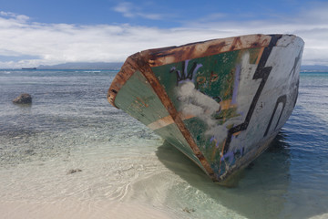 Coque de bateau échouée sur l'ilet Gosier en Guadeloupe