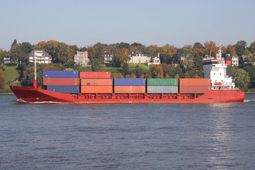 Fototapeta premium Containerschiff auf der Elbe