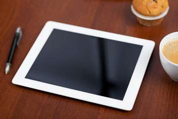 tablet-computer auf dem schreibtisch