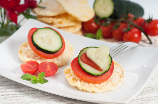 Corn crackers with tomatoes and cucumber_ Gallette di mais