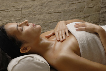 Joven mujer relajándose en un spa,sauna.