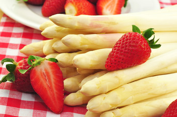 Spargel mit Erdbeeren