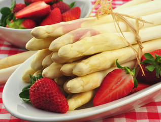 Spargel mit Erdbeeren