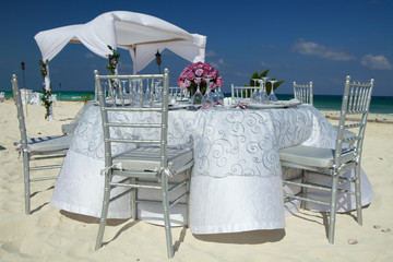 Tavolo allestito sulla spiaggia per matrimonio