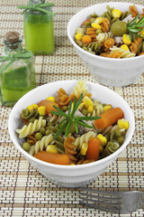 Ensalada de pasta espiral tricolor con verduras.