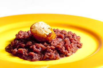 fried Saint Jacques mollusc on risotto steamed with red wine