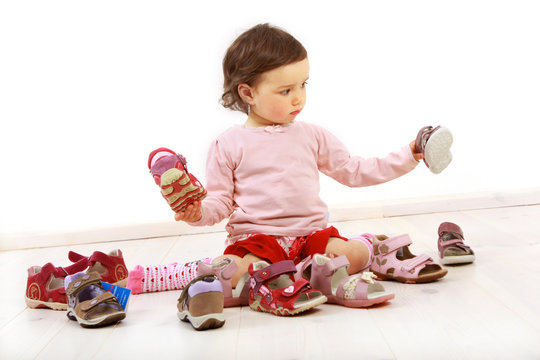 Kleinkind freut sich über ein Paar Schuhe