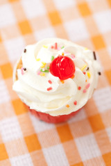 Cup vanilla cake with topping