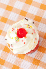 Cup vanilla cake with topping