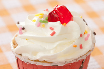 Cup vanilla cake with topping