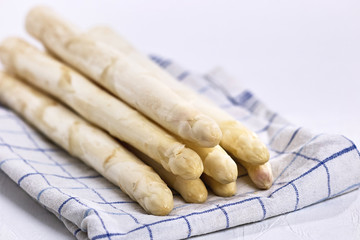 ein Bund weißer Spargel