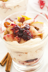 Dessert mit Bratapfel und Sahne