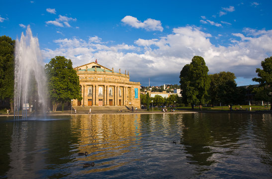 Staatstheater Stuttgart, Opernhaus mit See im Schlosspark