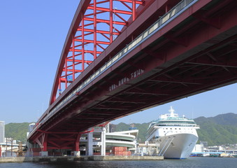 神戸大橋と客船