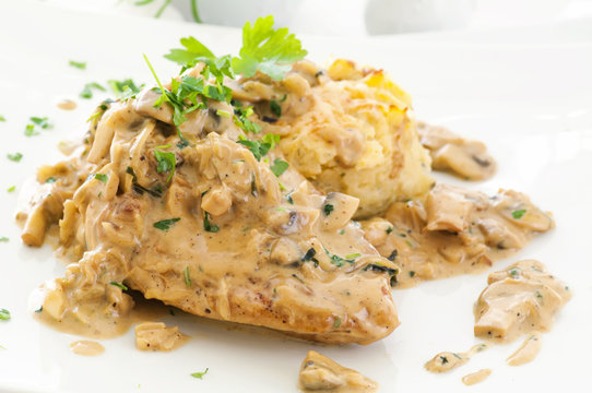 H&auml;hnchen mit Kartoffeln und Pilzsauce
