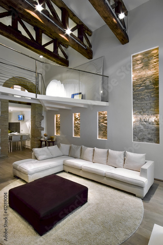 Soggiorno moderno con soppalco e capriate di legno stock photo and ... Soppalco di legno
