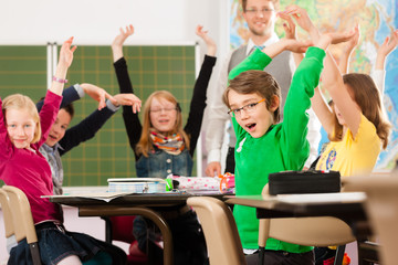 Schulkinder und Lehrer lernen an der Schule