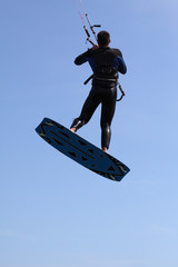 un saut en kitesurf