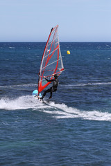 la mer avec une planche à voile