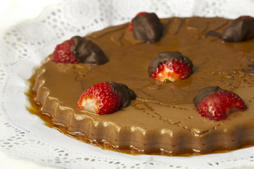 Flan de chocolate y fresas