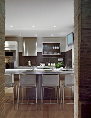 cucina moderna con pavimento di legno